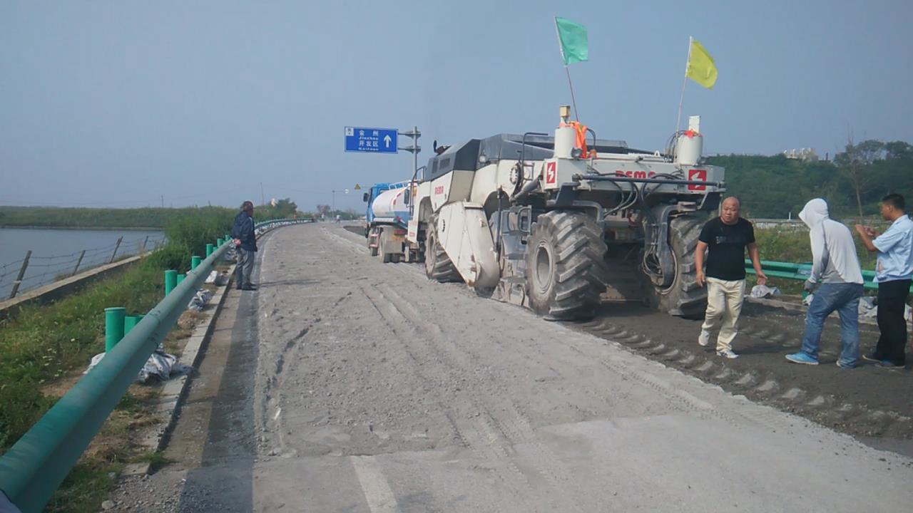RZ2300，大連濱海公路冷再生施工